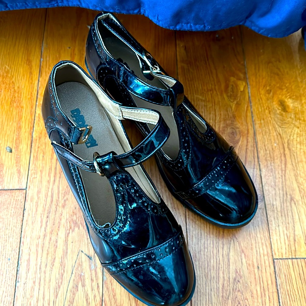 Patent leather Mary Jane shoes